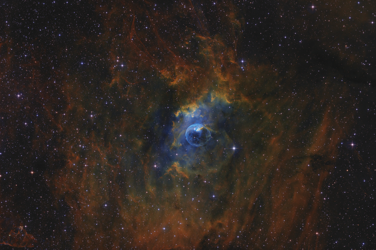 NGC-6735 Blasennebel und Umgebung
